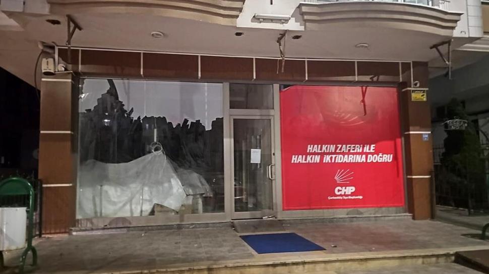 Gece yarısı CHP'de ilçe binası krizi! Parti tabelası indirildi