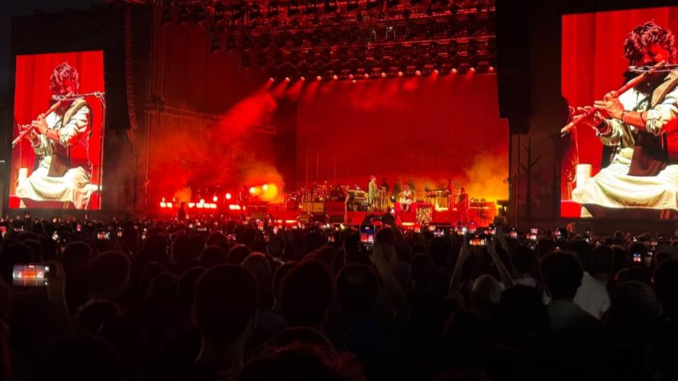 Gorillaz İstanbul'u salladı: Damon Albarn sahneden inerek hayranlarıyla buluştu