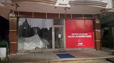 Gece yar�s� CHP'de il�e binas� krizi! Parti tabelas� indirildi