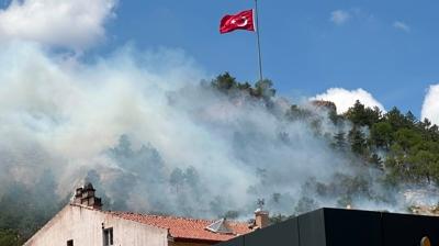 Tarihi kale alevler alt�nda! Ekipler m�dahale ediyor