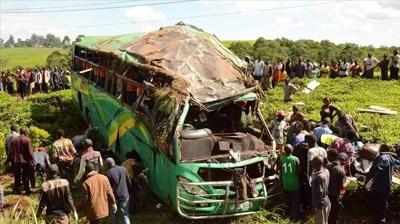 Uganda'da katliam gibi kaza: ��renci otob�s� devrildi, 21 �l�