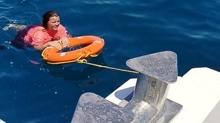 Y�zerken fark�nda olmadan 2 mil uza�a a��lan kad�n kurtar�ld�