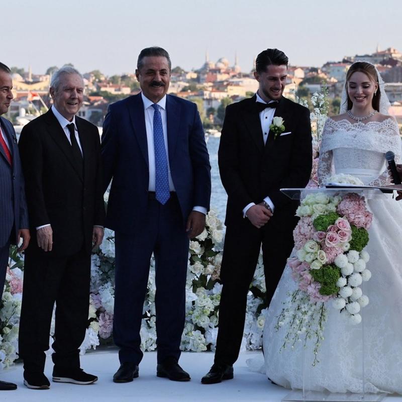 Fenerbah�e'nin milli futbolcusu �smail Y�ksek, d�nyaevine girdi
