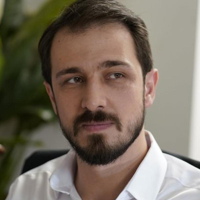 K�z�lc�k �erbeti'nin Mustafa's�yd�... Emrah Alt�ntoprak'�n yeni imaj� �a��rt�yor!