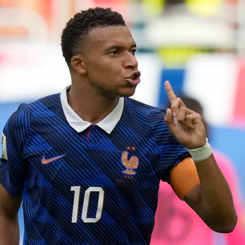 Kylian Mbappe, Lionel Messi'yi sollad�
