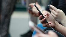 Avrupa �lkesi d��meye bast�: Okullarda cep telefonu d�nemi bitiyor