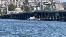 Hali�'te korkutan kaza! Denize d��en g�revli aran�yor