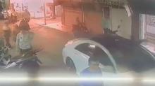 �zmir'de vah�etin g�r�nt�s� ortaya ��kt�! Hareket halindeki araca ko�up b��aklad�