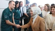 Kap�kule'de duygusal kar��lama! Bakan G�kta� s�n�rda gurbet�ilerle bulu�tu