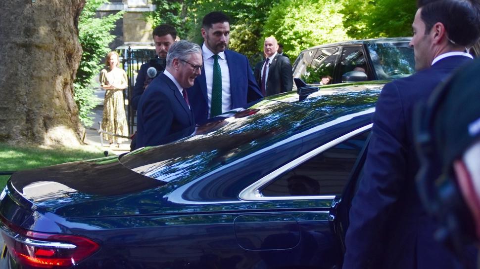 İngiltere'de devir teslim: Starmer görevinden resmen istifa etti