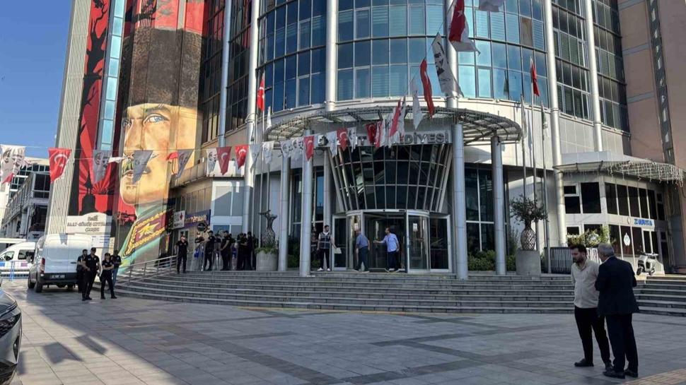 �zmit Belediyesi'ne y�nelik soru�turma! Ba�kan ve e�i g�zalt�nda