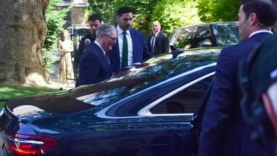 İngiltere'de devir teslim: Starmer görevinden resmen istifa etti