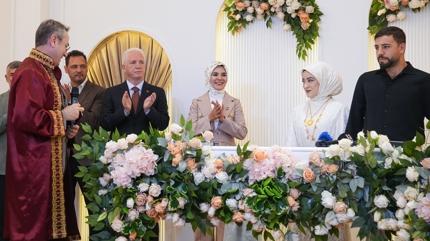 Bakan G�kta�'tan 100 bininci �ifte s�rpriz! Nikah �ahitli�ini yapt�