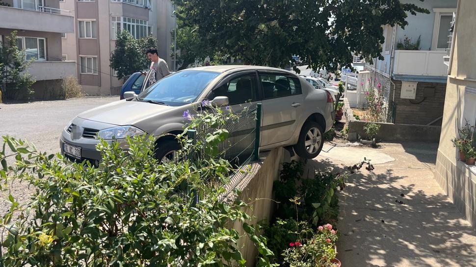 Tekirdağ'da facia ucuz atlatıldı… El freni çekilmeyen araç bahçe duvarında asılı kaldı