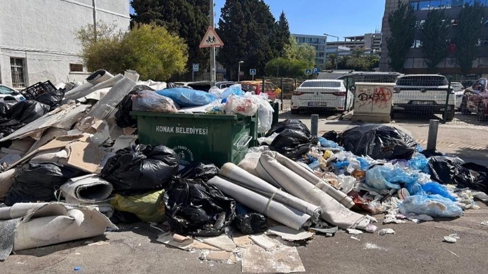 İzmir'in göbeğinde moloz rezaleti! Kaçak çöpler yollara taştı