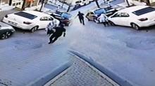 �i�li'de ak�l almaz olay! Yolda y�r�yen kad�na sald�r� anbean kamerada