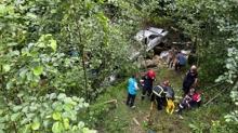 Trabzon'da kamyonet f�nd�k bah�esine yuvarland�: Kazada �l� ve yaral�lar var