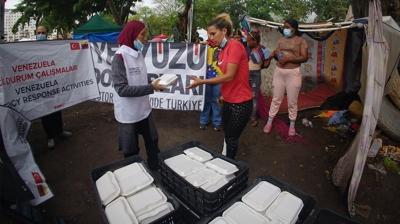 Yery�z� Doktorlar� yaralar� sarmak i�in Venezuela'da