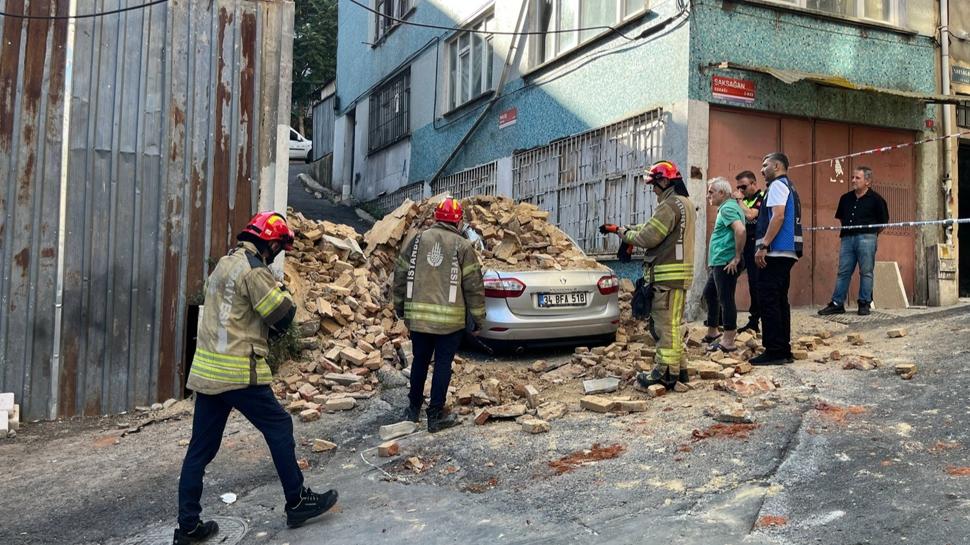 Beyoğlu'nda metruk bina çöktü: Otomobil moloz yığınları altında kaldı