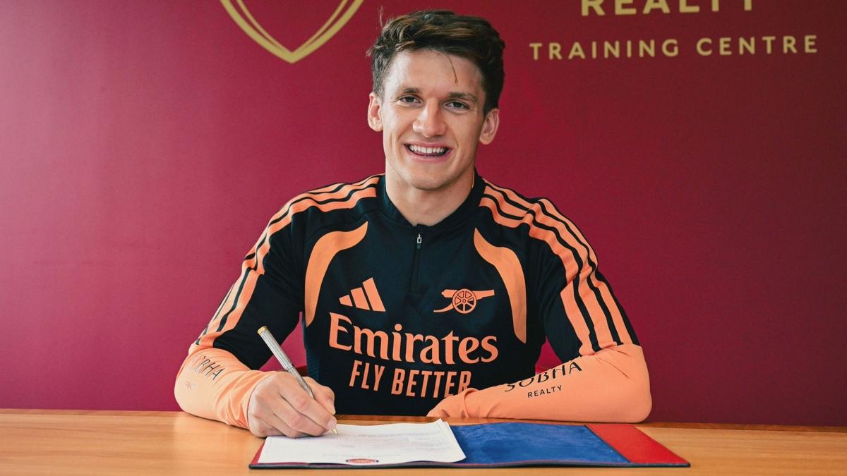 Christos Tzolis in current Arsenal training kit