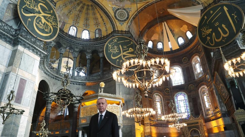 Takdim yazısını Cumhurbaşkanı Erdoğan yazdı. Ayasofya'nın görkemi bu kitapla taçlandı: “Fethin Mührü: Ayasofya-i Kebîr Câmi-i Şerîfi”
