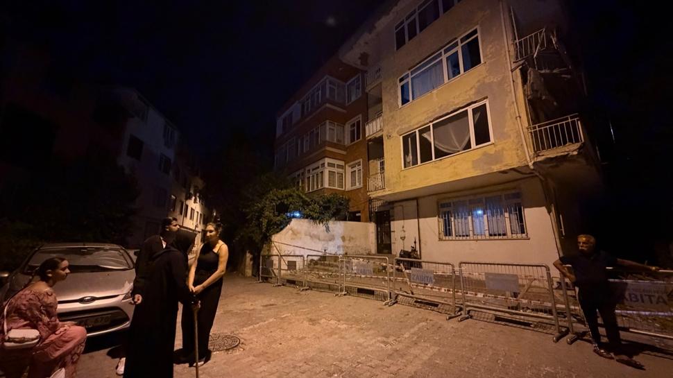 Balkon çöktü, tepkiler yükseldi! Vatandaşlar CHP'li belediyeyi hedef aldı