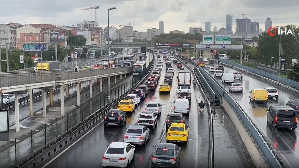 İstanbul'da etkili olan sağanak trafikte yoğunluk oluşturdu