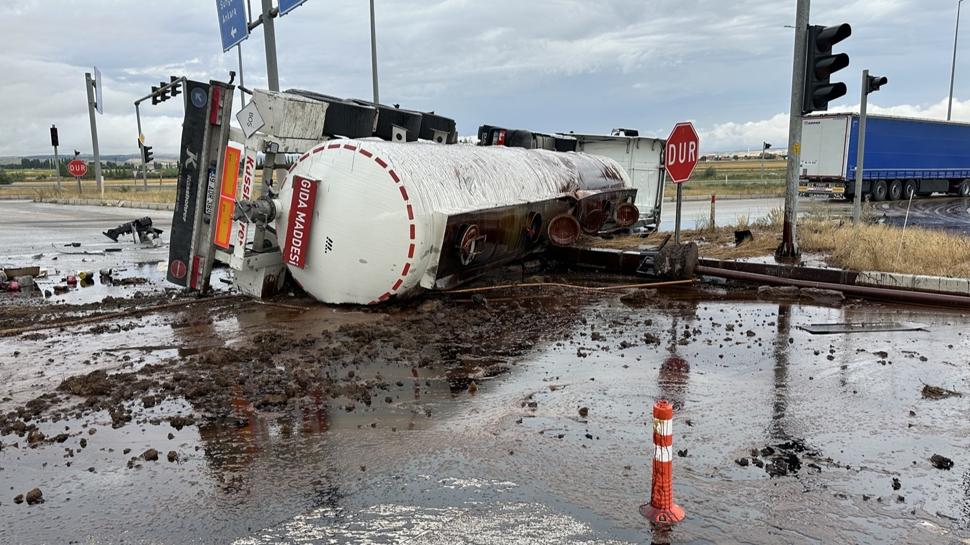 Alaca'da tır ile tanker çarpıştı! Kaza anı saniye saniye kamerada