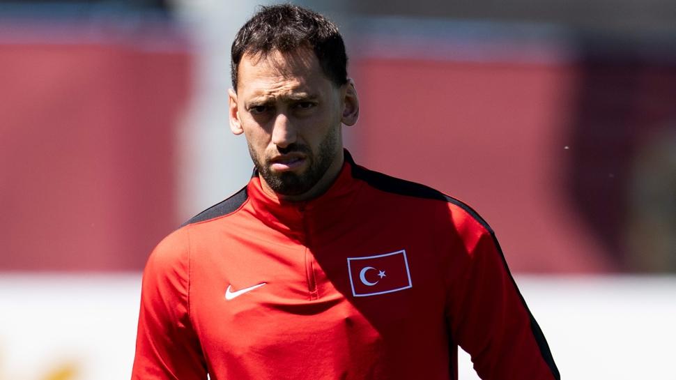 Hakan Çalhanoğlu tatil için köyünü tercih etti! Lüks yerleri elinin tersiyle itti