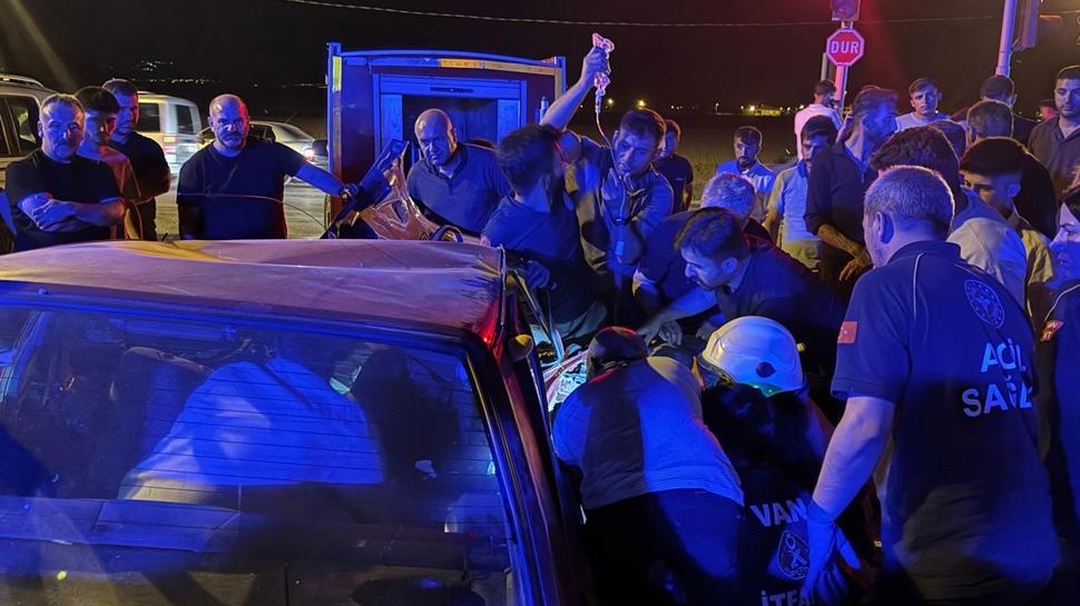 Van'da can pazarı! Araçta sıkışan kadın uzun uğraşlar sonrası kurtarıldı