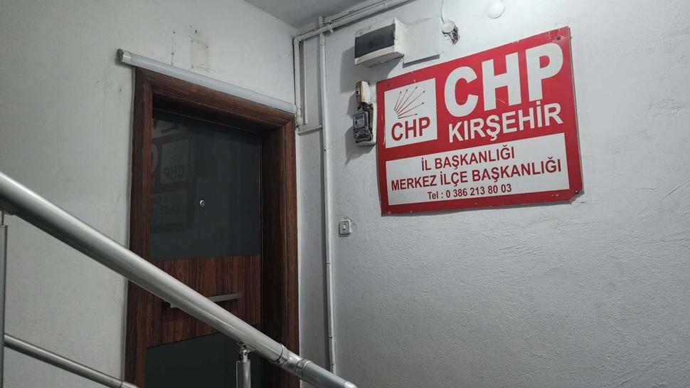 CHP'de olaylı devir-teslim! Giderayak Atatürk posterini de götürdüler