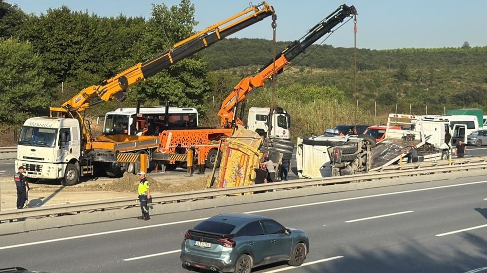 Eyüpsultan'da zincirleme kaza: Hafriyat kamyonu ortalığı savaş alanına çevirdi