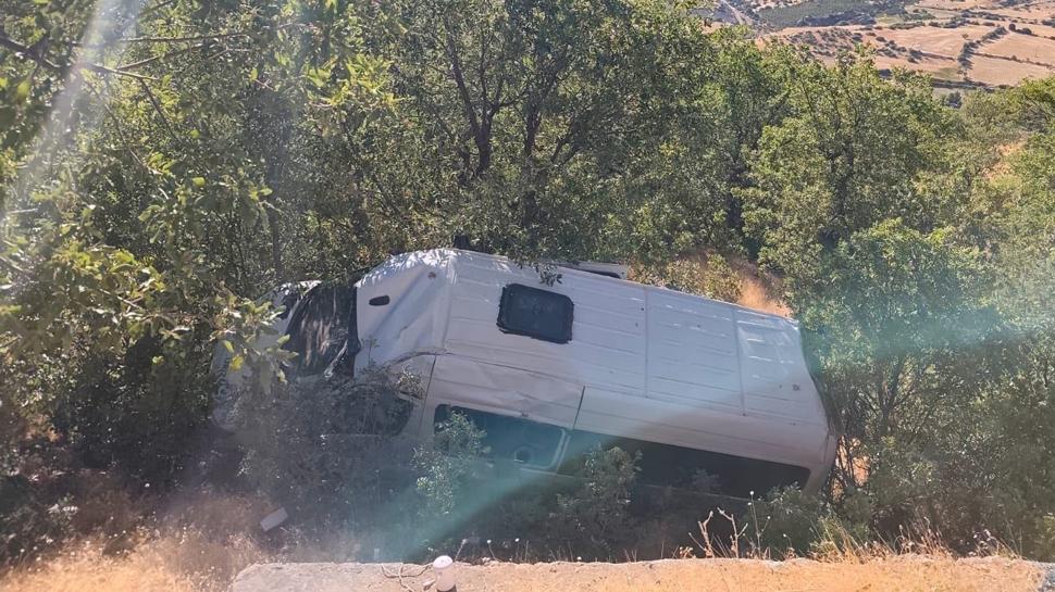 Adıyaman'da tur minibüsü şarampole devrildi: 13 kişi yaralandı