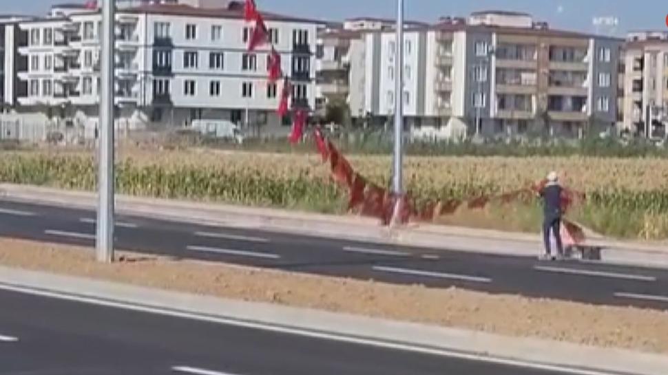 Batman'da duygulandıran görüntüler: Yerde gördüğü Türk bayrağını koşarak alıp böyle kaldırdı