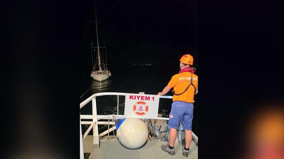 Çanakkale açıklarında sürüklenen tekne kurtarıldı