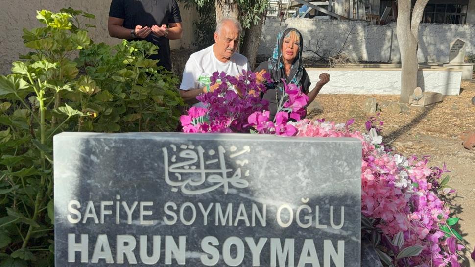 Safiye Soyman oğlu Harun Akaröz'ün kabri başında gözyaşlarına boğuldu: 'Bu acı sönmüyor'