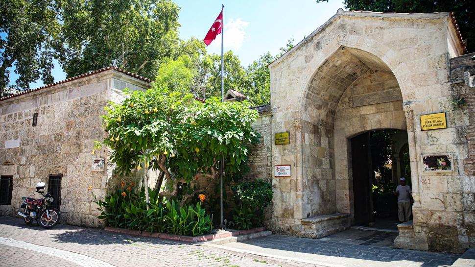 Adana sıcağına sanat serinliği