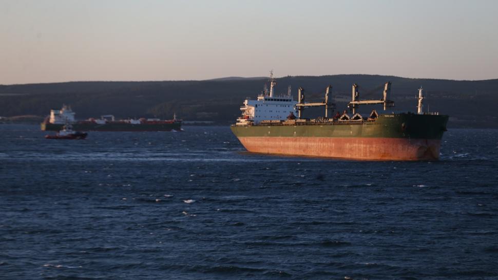 Çanakkale Boğazı'nda gemi karaya oturdu... Deniz trafiği askıya alındı