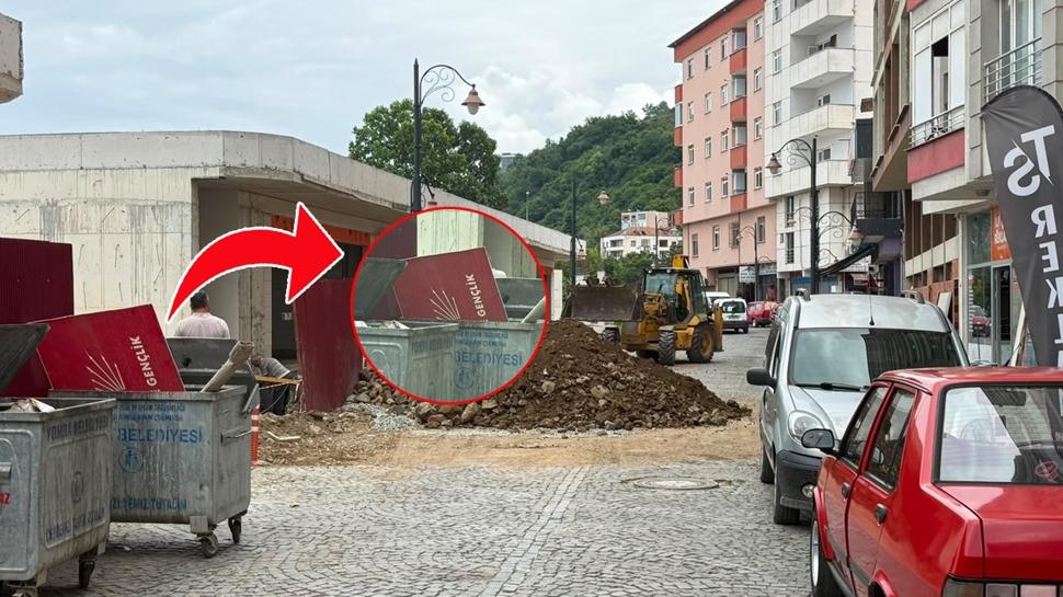CHP'de toplu istifa! Parti tabelasını çöpe attılar