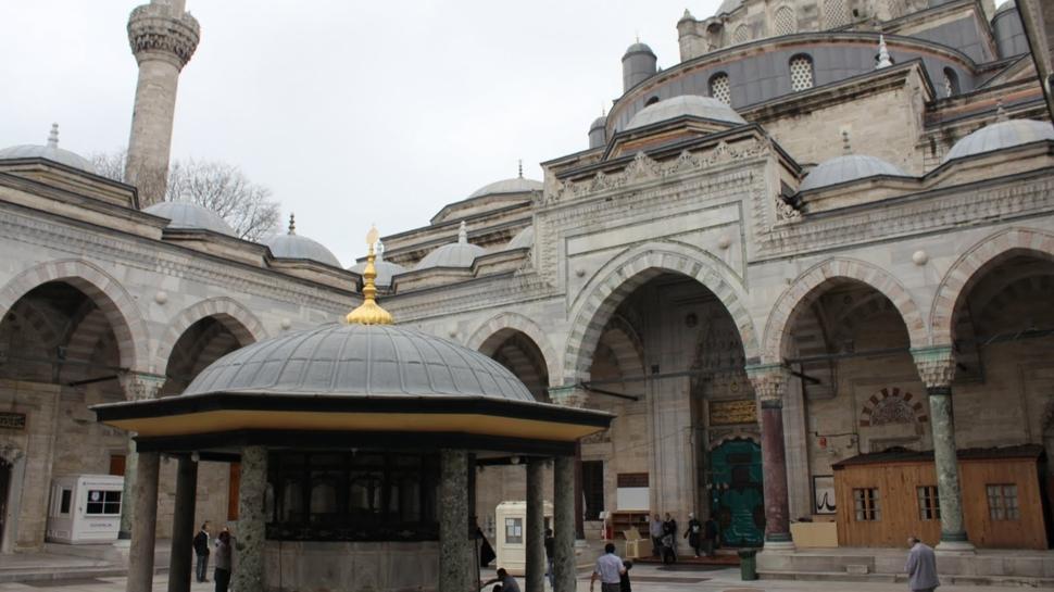 İki minareli ve renkli taşlı… İstanbul'un göbeğindeki o cami