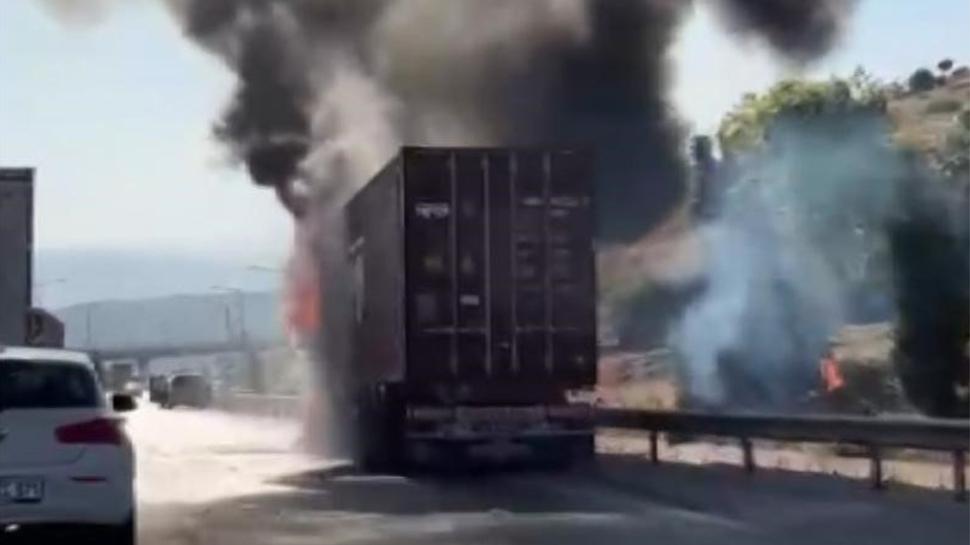 Mersin'de çikolata yüklü tır alevlere teslim oldu