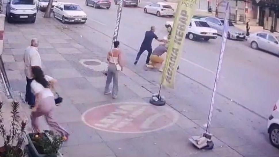 İsyan ettiren olay! Tacizcileri uyardı, tekme tokat dayak yedi