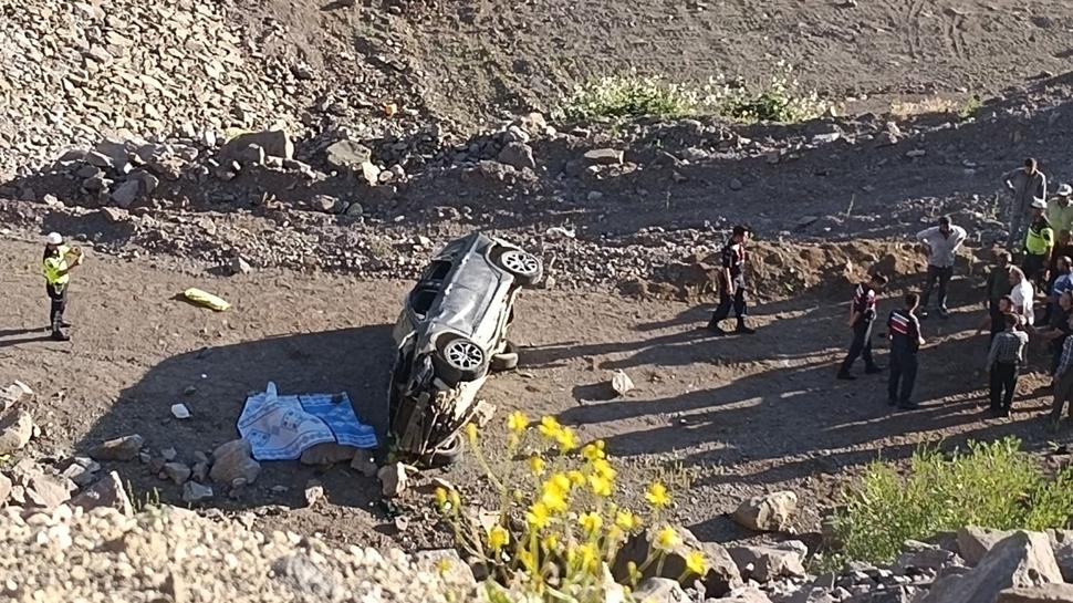 Otomobil dere yatağına uçtu! Aynı aileden 3 kişi can verdi