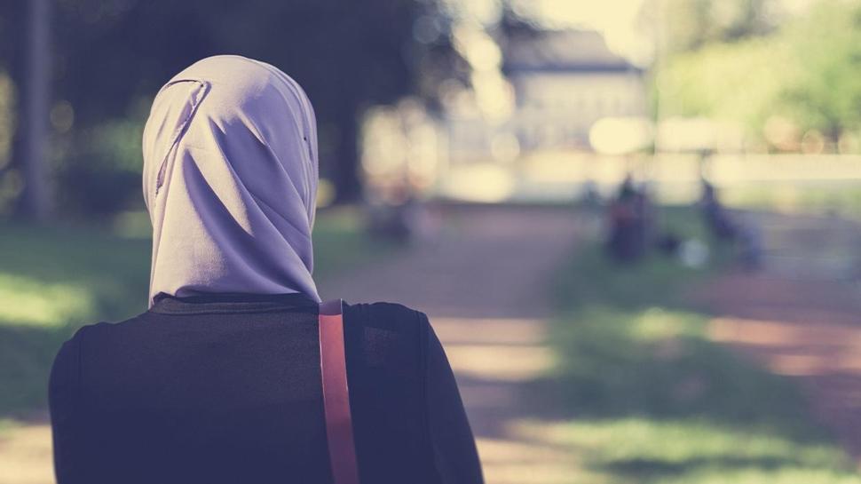 28 Şubat zihniyeti yeniden hortladı! Bebeğiyle yürüyen başörtülü kadına rezil saldırı! "Başındaki ile daha fazla üremeyin"