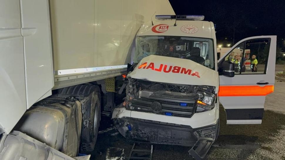 Hasta taşıyan ambulans tırla çarpıştı! Yaralılar var