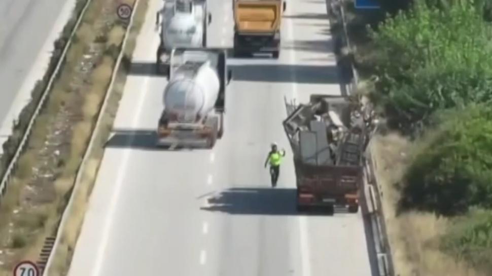 Otoyolda tehlike saçan tır yakalandı