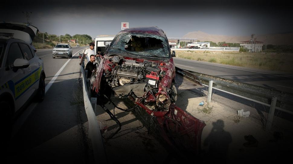 Van'da feci kaza: Otomobil bariyerlere ok gibi saplandı, 2'si ağır 4 yaralı