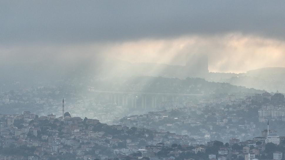 İstanbul'u sis kapladı