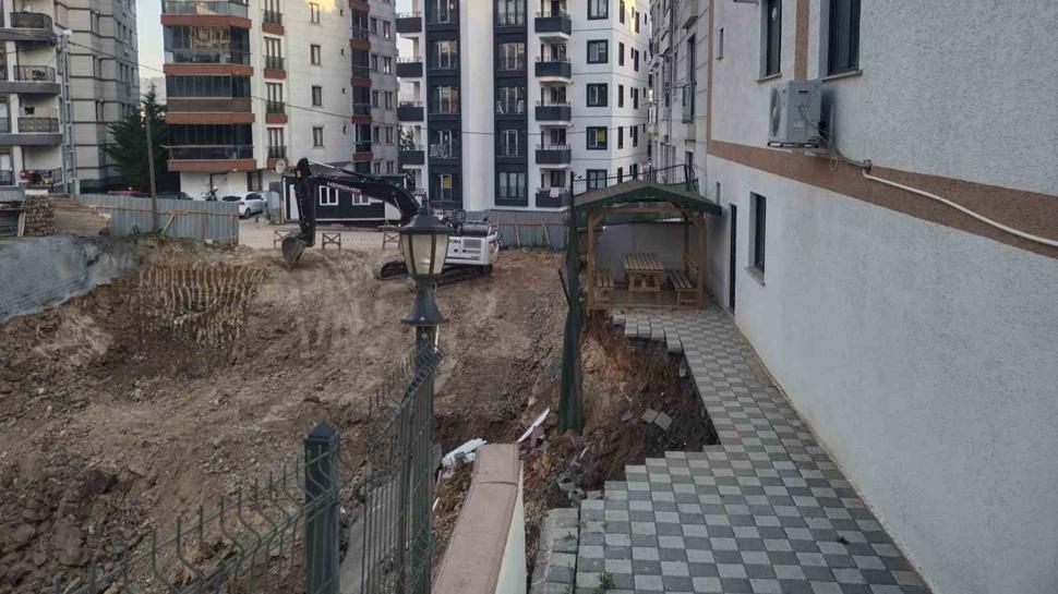 Çekmeköy'de inşaatın istinat duvarı çöktü: 32 kişi tahliye edildi