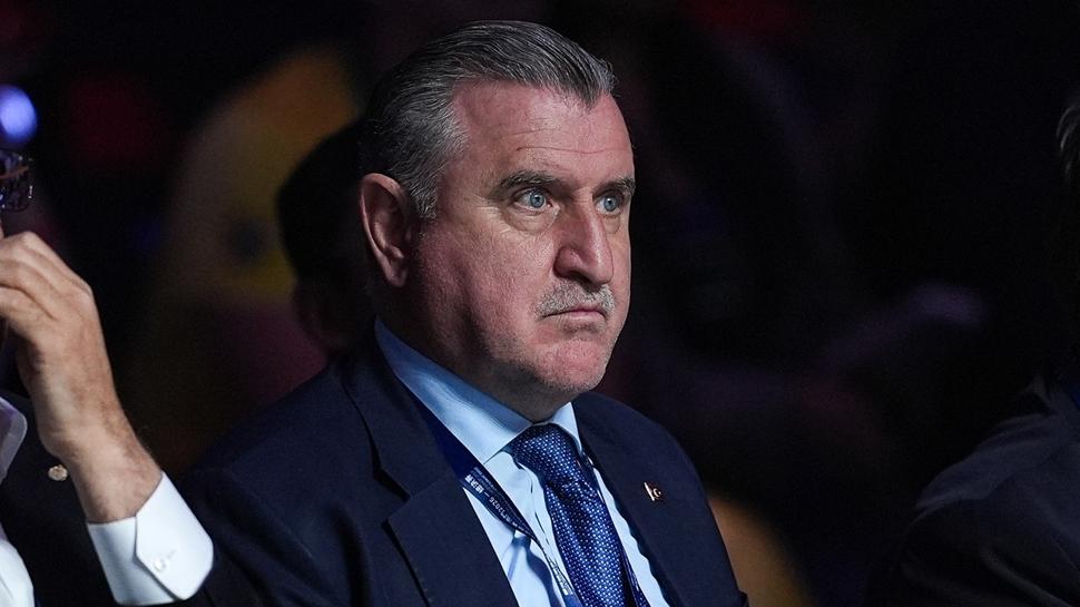 Bakan Bak, yeni sezon öncesi Süper Lig ekiplerine başarı diledi